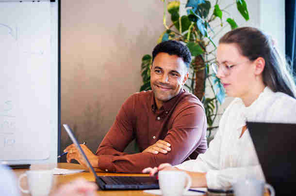 collega's werken samen aan project