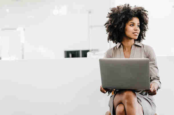 HR-trends 2022 arbeidsmarkt topprioriteit Vrouw met laptop