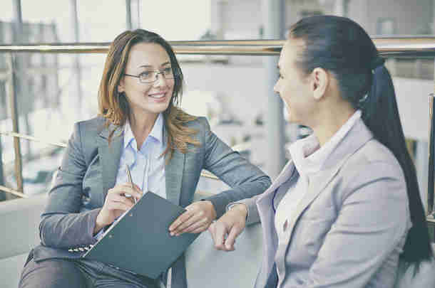 It’s MyFuture! Medewerkers aan het stuur van hun droomjob Twee vrouwen aan het praten over MyFuture